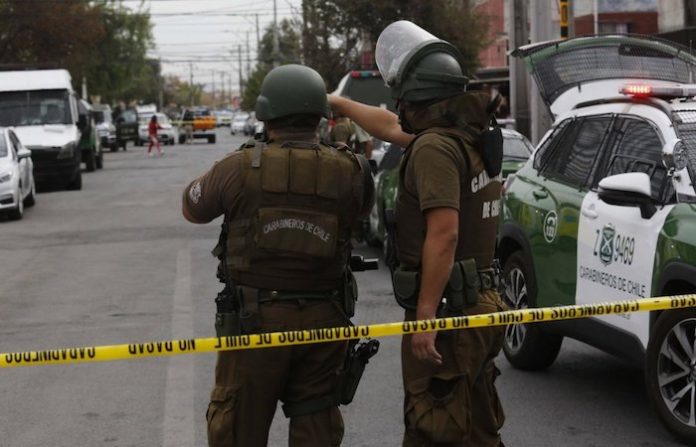 Policía chilena sufre inédito ataque de una turba de 200 personas