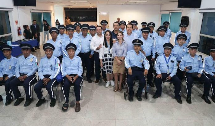 Entregan lentes y aparatos auditivos a auxiliares viales en San Nicolás