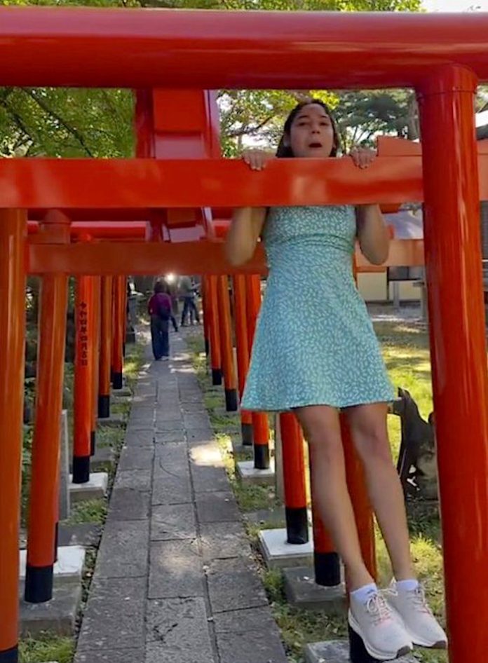 Video: Deportista chilena pide perdón a Japón tras polémico video en estructura sagrada