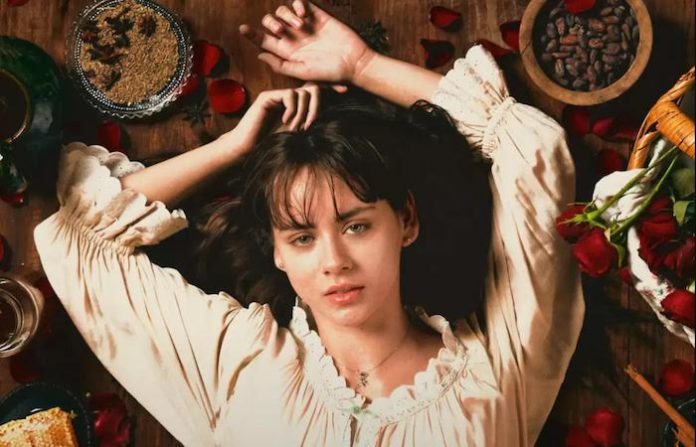 Mira el primer adelanto de “Como Agua Para Chocolate”, producida por Salma Hayek