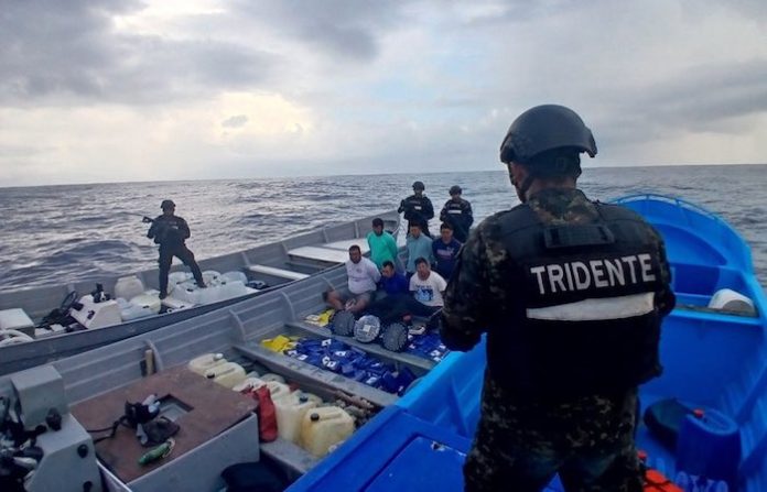 Presidente salvadoreño anuncia incautación de embarcación con 1,5 toneladas de cocaína