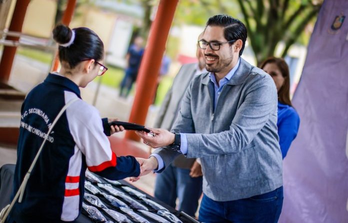 Entregan lentes graduados gratuitos a estudiantes de secundaria en Santiago