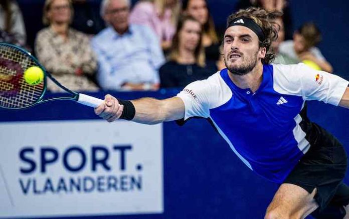Tsitsipas resiste y avanza en Amberes