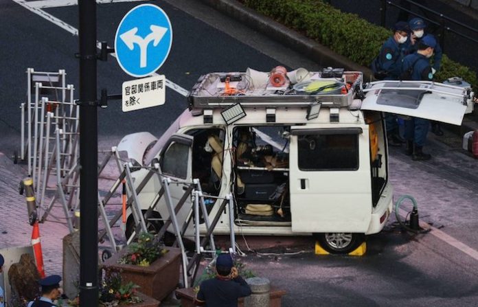 Video: Detenido un hombre que lanzó cócteles molotov contra sede del partido gobernante en Japón