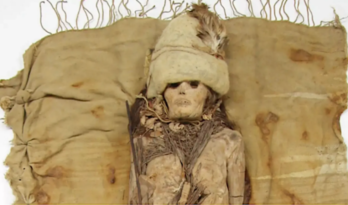 Hallan el queso más antiguo del mundo en el collar de una momia de 3.600 años en China