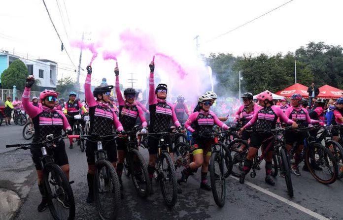 Marea Rosa toma San Nicolás en una rodada por la salud y la prevención del cáncer de mama