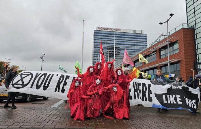 Video: Ecoactivistas bloquean un puerto en el norte de Países Bajos