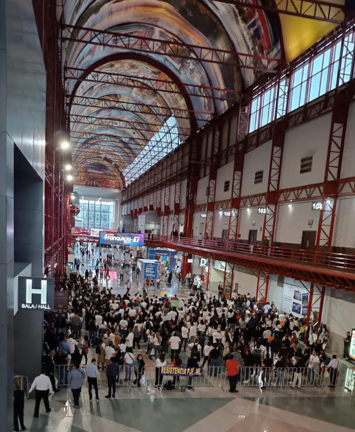 Trabajadores del Poder Judicial de la Federación exigen ser escuchados en reunión de empresarios
