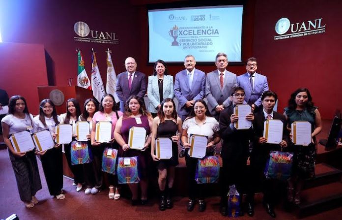 Reconoce UANL vocación de servicio de estudiantes