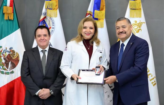 Distinguen trayectoria de docentes de la Facultad de Medicina