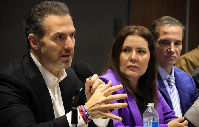 Adrián de la Garza presenta plan de gobierno ante empresarios de CAINTRA