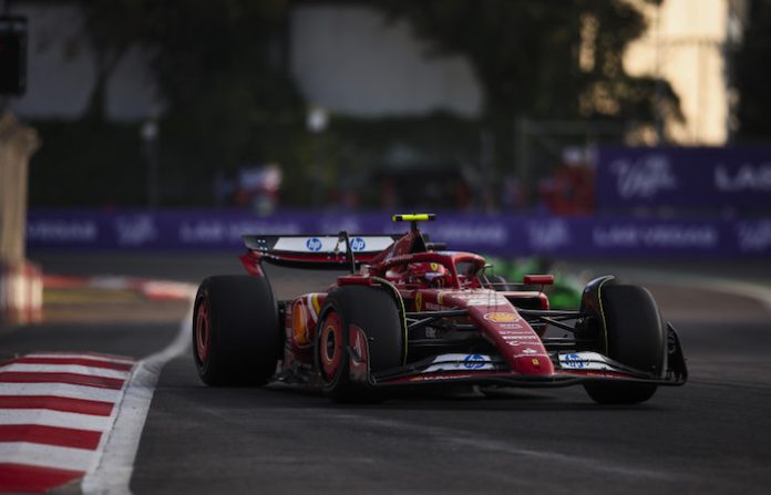 Sainz lidera la prolongación FP2 en México mientras Russell se estrella