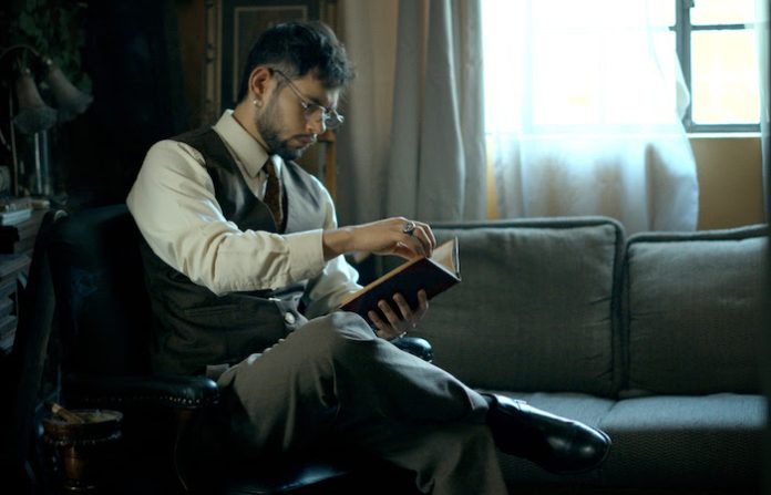 Cray Dalton presenta “No Me Conformo”, una canción para revelarse contra el status quo