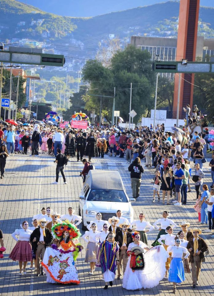 Monterrey celebra el Día de Muertos con altar tradicional y desfile lleno de color