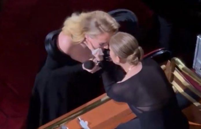 Adele rompe en llanto al ver a Céline Dion en su show de Las Vegas