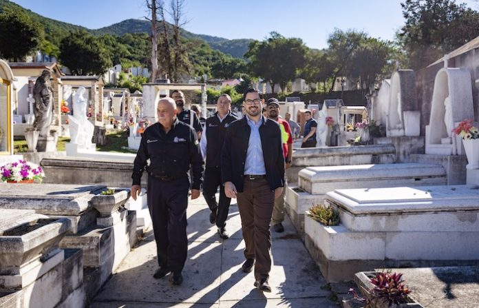 Alcalde de Santiago refuerza equipo de mantenimiento en panteones para Día de Muertos