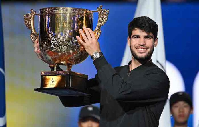 Alcaraz destrona a Sinner en Pekín