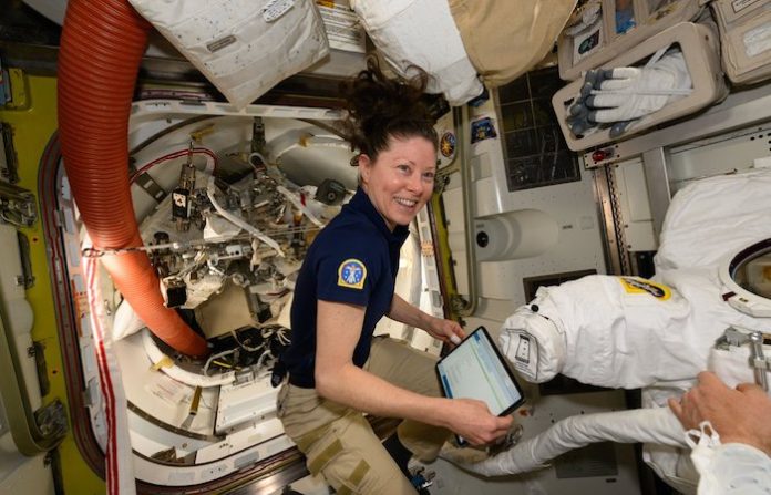 Astronauta de EU espera que continúen los vuelos cruzados con Rusia a estación espacial