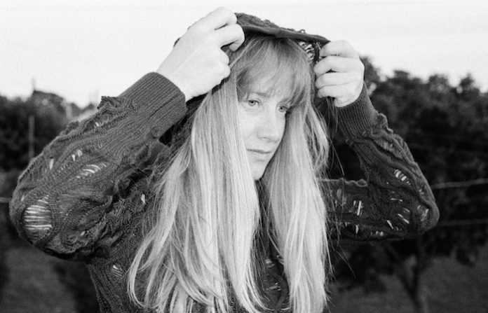 The Weather Station anuncia su nuevo álbum Humanhood y comparte el sencillo “Neon Signs”