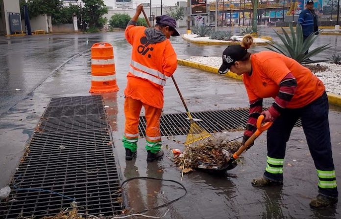 Monterrey previene inundaciones con limpieza de pluviales durante las lluvias