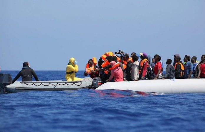 Un número récord de casi mil migrantes ilegales llega al Reino Unido en un día