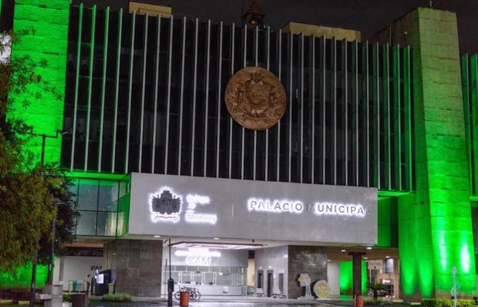 Iluminan de verde el Palacio de Monterrey para sensibilizar sobre la parálisis cerebral