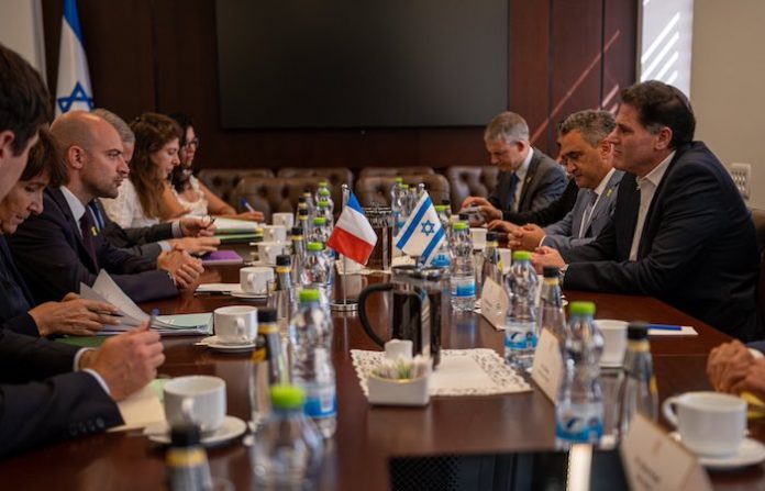 París explica su petición de detener el suministro de armas a Israel