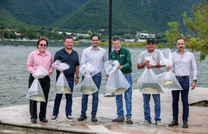 Fomenta David de la Peña el turismo de pesca en la Presa “La Boca” con siembra de peces