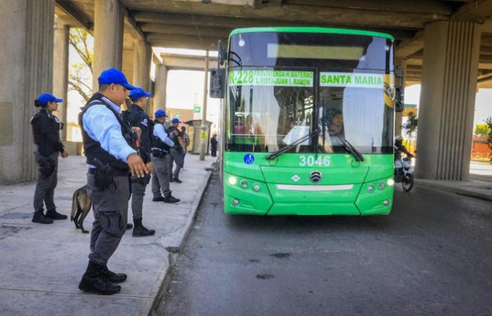 Morena rechaza aumento en tarifas de transporte público y exige mejoras al servicio