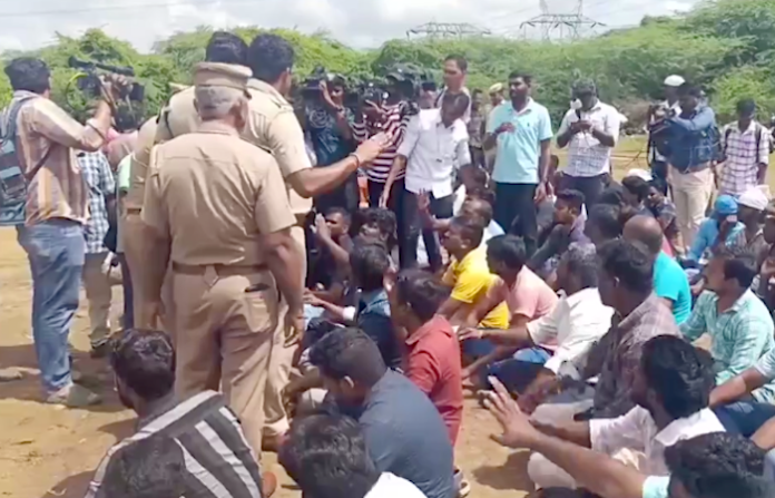Video: Detienen a 250 trabajadores en huelga de una planta de Samsung en el sur de la India