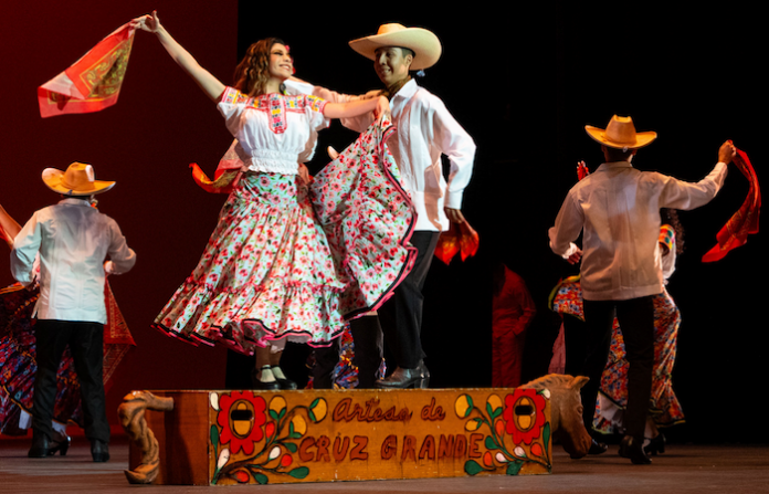 Engalanan con folclor la celebración de los 40 años del Teatro de la Ciudad