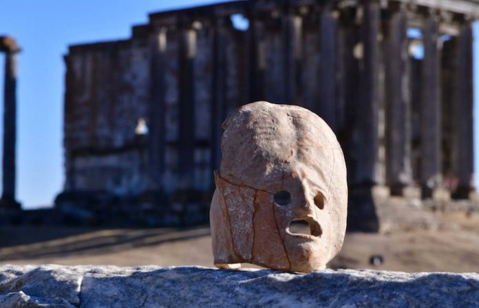 Descubren una puerta monumental y una máscara teatral de 2.000 años de antigüedad en Turquía
