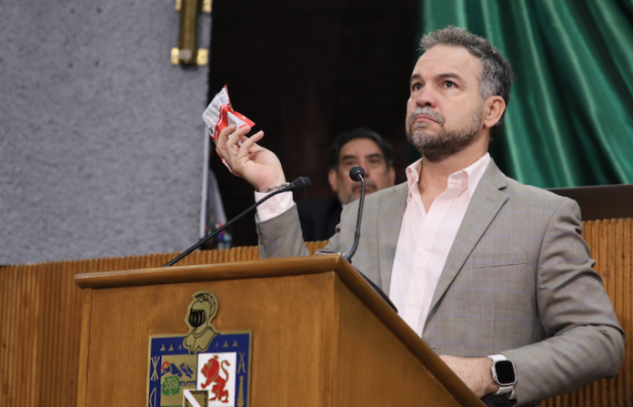 Propone Mario Salinas multas para quienes tiren basura en las calles