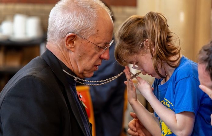 El primado anglicano anuncia su dimisión por escándalo de abuso sexual infantil