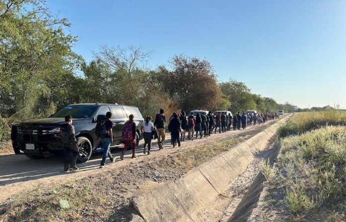 El “zar de la frontera” de Trump advierte a las ciudades santuario que “se aparten del camino”