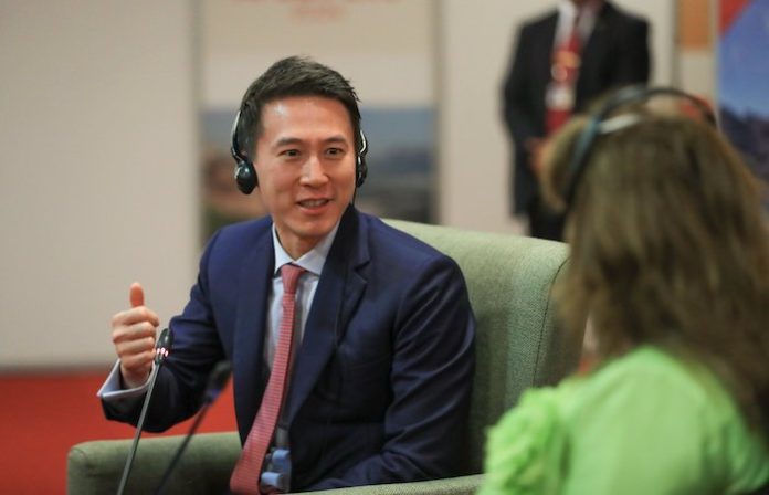 CEO de TikTok reafirma compromiso con seguridad de sus usuarios durante foro APEC en Lima