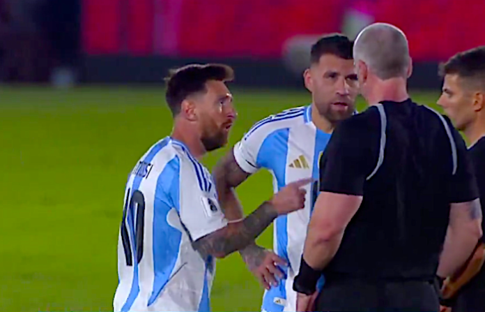Messi insulta al árbitro durante el encuentro con Paraguay