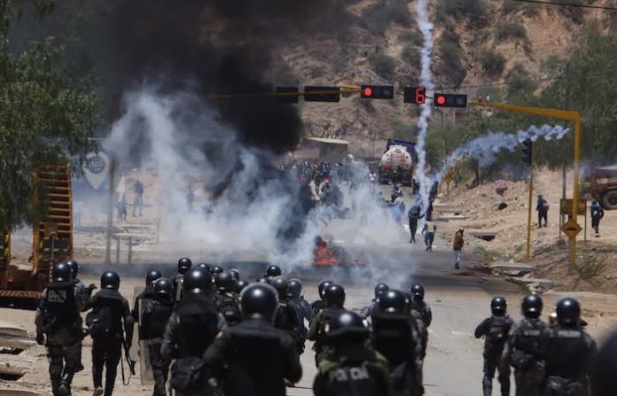 Policía boliviana levanta el mayor bloqueo de rutas tras 11 horas de enfrentamientos