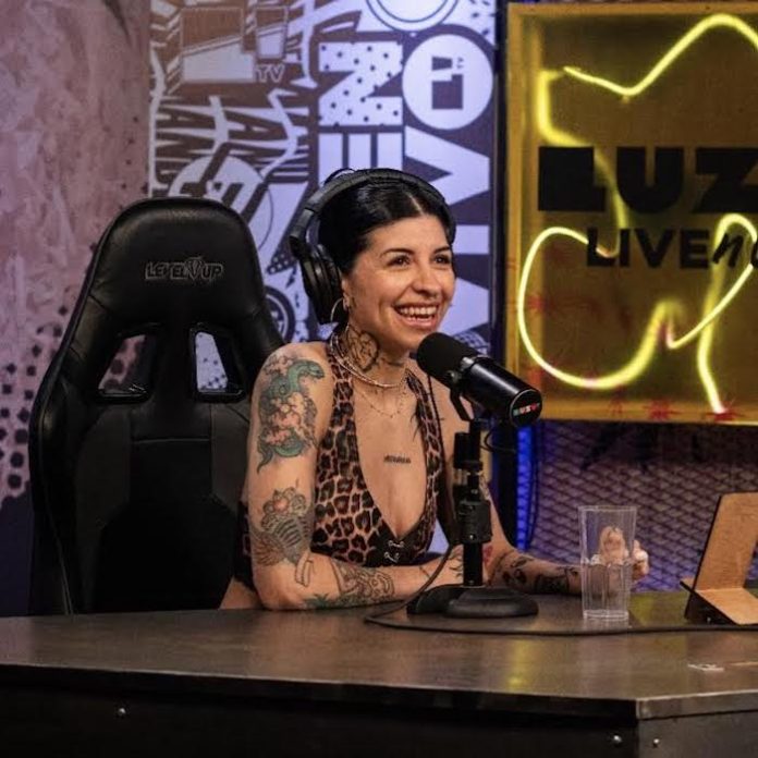 Cazzu desmiente a Ángela Aguilar en controversia sobre Christian Nodal