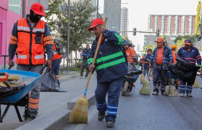 Recolección masiva de basura tras desfile conmemorativo en Monterrey