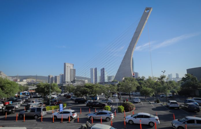 Refuerzan vacunación contra enfermedades respiratorias en drive-thru del Auditorio San Pedro