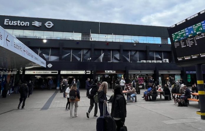 Destruyen por explosión controlada objeto sospechoso cerca de estación de tren en Londres