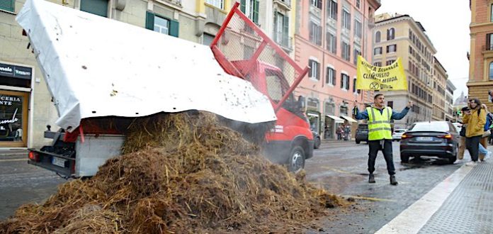 Ecologistas vierten estiércol frente al Ministerio del Interior italiano