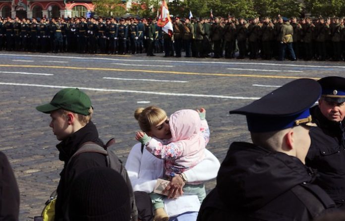 Putin firma la ley que prohíbe promover la no procreación