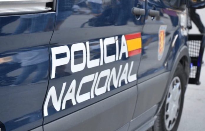 Detienen a 3 hinchas del Real Madrid por insultos racistas contra jugadores del Barcelona