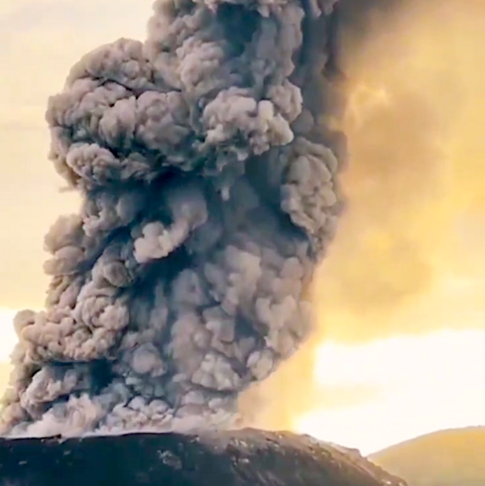 El volcán Dukono en Indonesia emite una columna de ceniza de tres kilómetros de altura