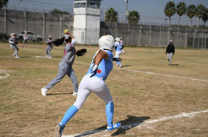 Juegan softbol y conviven en el Centro de Reinserción Social Femenil