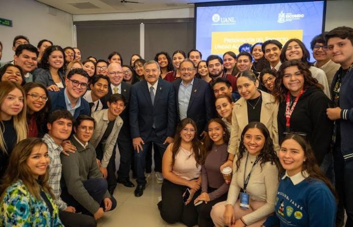 Andrés Mijes impulsa educación, salud y protección a mujeres en Escobedo