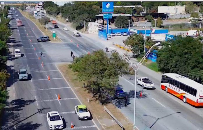 Implementan contraflujo en Carretera Nacional para agilizar el tránsito durante trabajos de bacheo