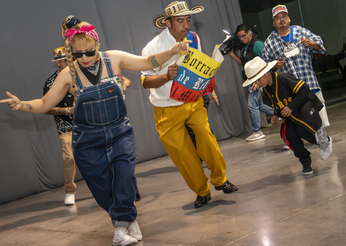 La cultura “cholombiana” brilla en Monterrey con una exposición única